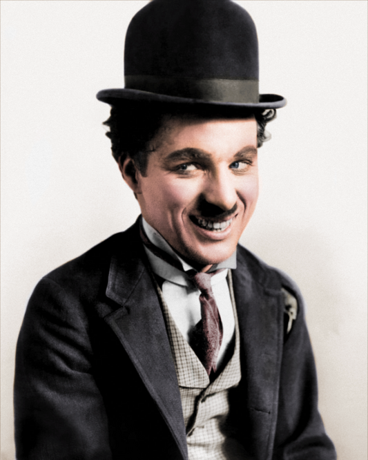Charlie Chaplin as the Tramp in a black bowler hat (colorized, CC BY 2.0)