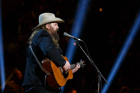 Chris Stapleton performing in a wide flat-brim cowboy hat, 2020 (public domain / CC0)