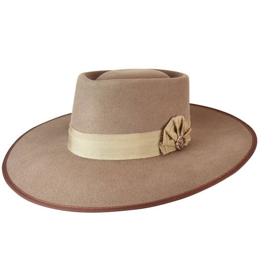 Wide-brim felt cowboy hat — the Lainey Wilson cowgirl look